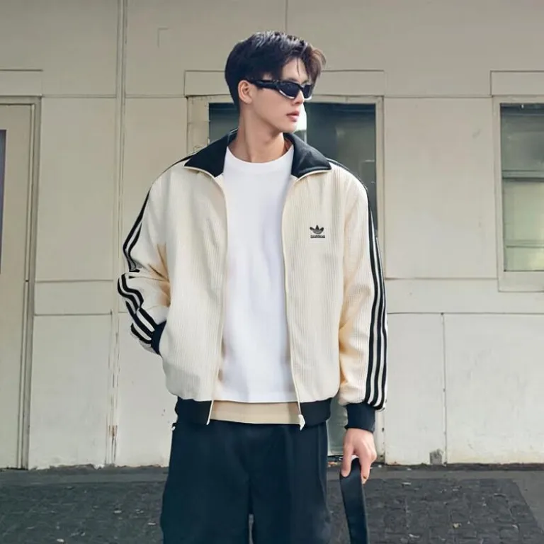 کاپشن یقه‌ایستاده adidas Originals طرح راه‌راه و بافت وافل، مناسب زنانه و مردانه، استایل اسپرت و شیک