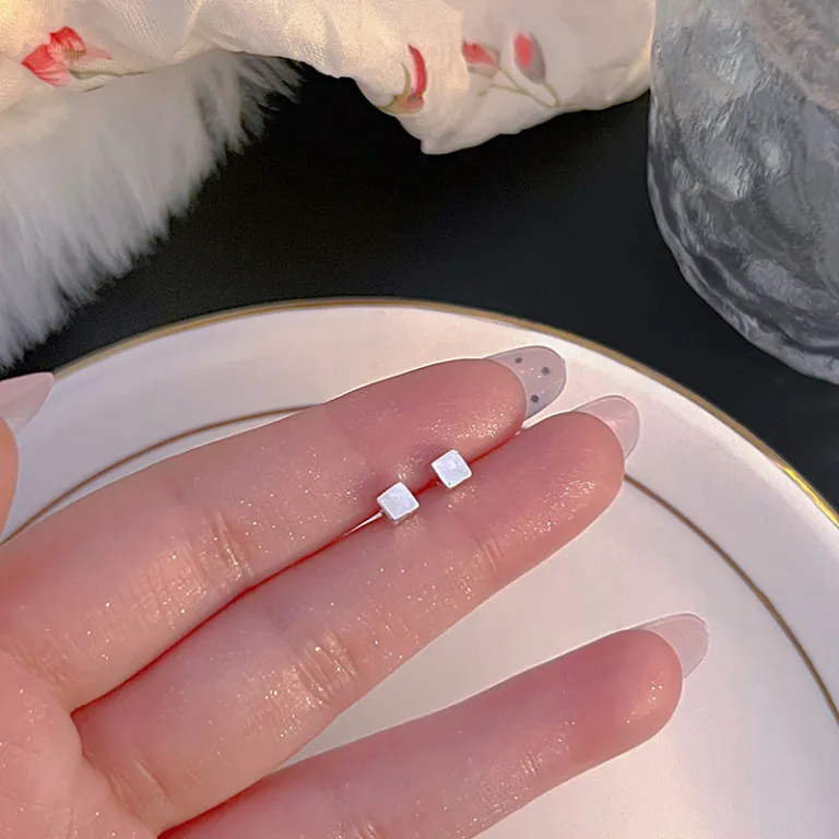 S925 گوشواره میخی نقره خالص با حس لوکس، شیک و همه‌پسند مناسب استایل، عمده از تولیدکننده برای فروش شب‌بازار و بساط