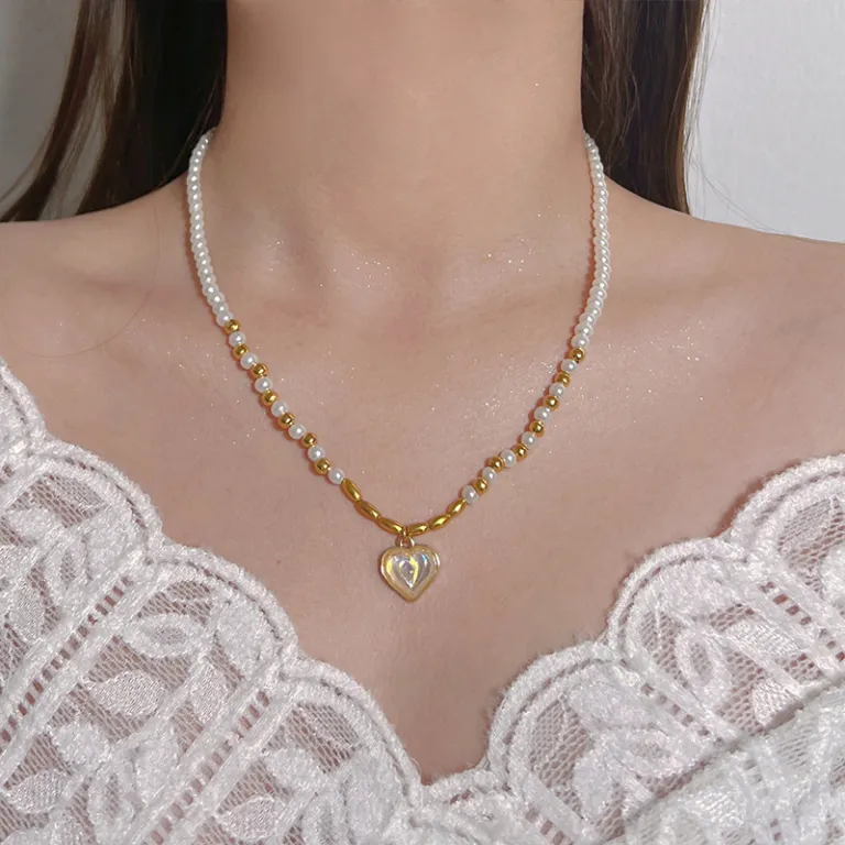 گردنبند مروارید طرحدار زنانه، سبک خاص و لوکس، طراحی سطح بالا، شیک و باوقار، گردنبند استخوانی، گردنبند یقهای، گردنبند مناسب پلیور، زنجیر مروارید