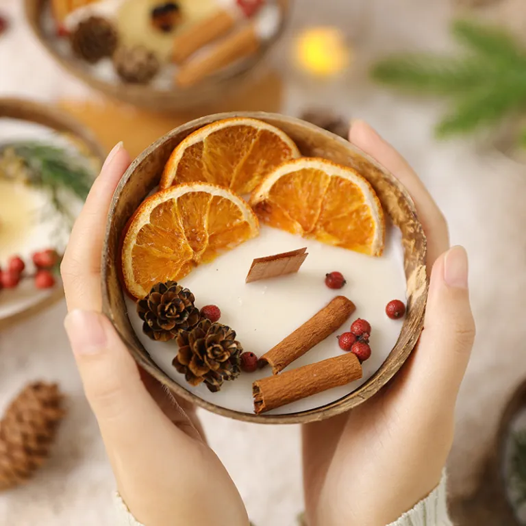 شمع معطر در ظرف نارگیلی با گل خشک، مناسب منزل، ایجاد حس و حال، تزئینی مهمانی