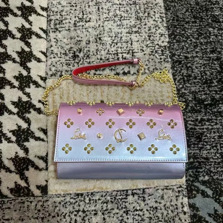 کیف دوشی زنانه طرح Christian Louboutin با پرچ و کف قرمز