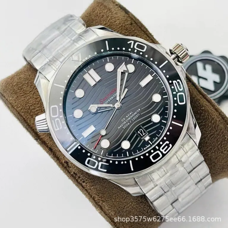 ساعت مچی اتوماتیک مکانیکی غواصی شب‌نما از سری Seamaster امگا با موومان 8800 و 300 ساخت کارخانه VS