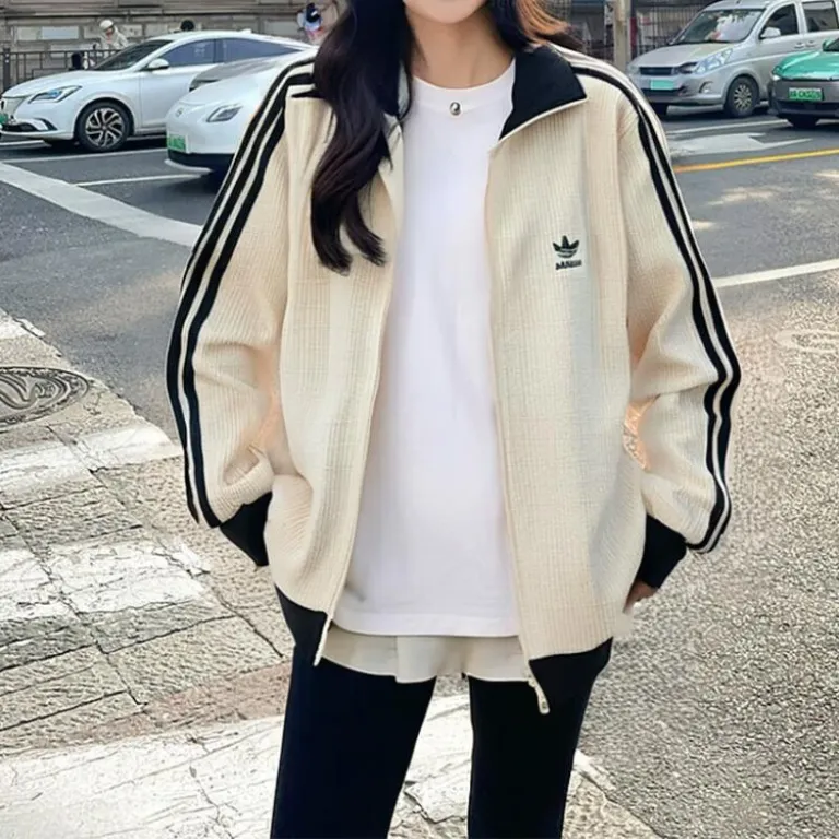 کاپشن یقه‌ایستاده adidas Originals طرح راه‌راه و بافت وافل، مناسب زنانه و مردانه، استایل اسپرت و شیک