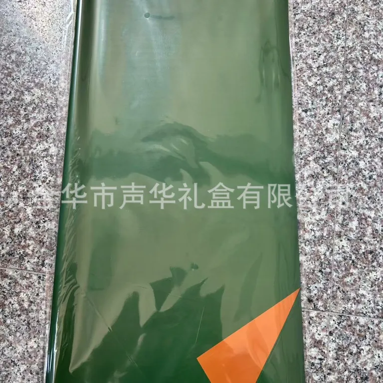 کاغذ بسته‌بندی سبد گل قرمز طلایی اویا برای دسته گل و مواد بسته‌بندی گل کاغذ طلاکوب