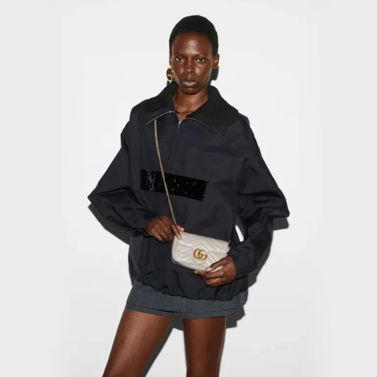 کیف دستی مینی زنانه GUCCI از چرم گاوی، از مجموعه کلاسیک Marmont با بند زنجیری دوشی و کراسبادی