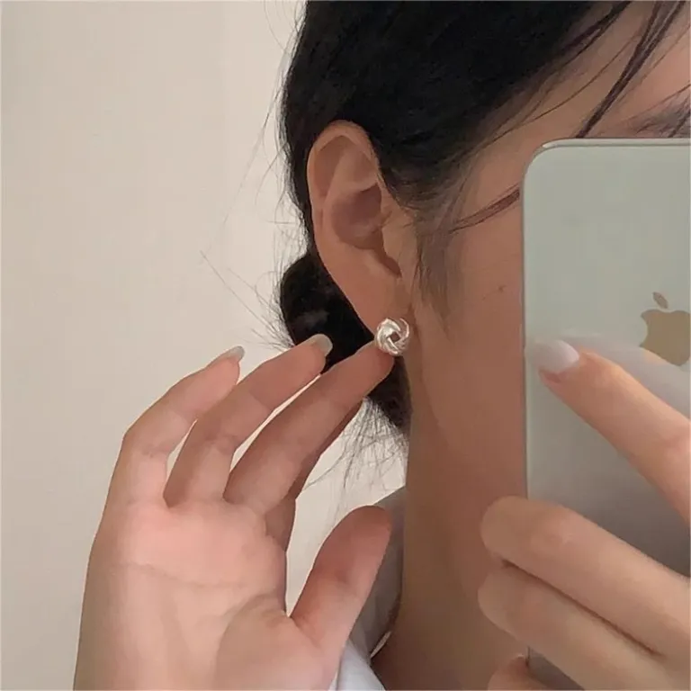 S925 گوشواره میخی نقره خالص با حس لوکس، شیک و همه‌پسند مناسب استایل، عمده از تولیدکننده برای فروش شب‌بازار و بساط