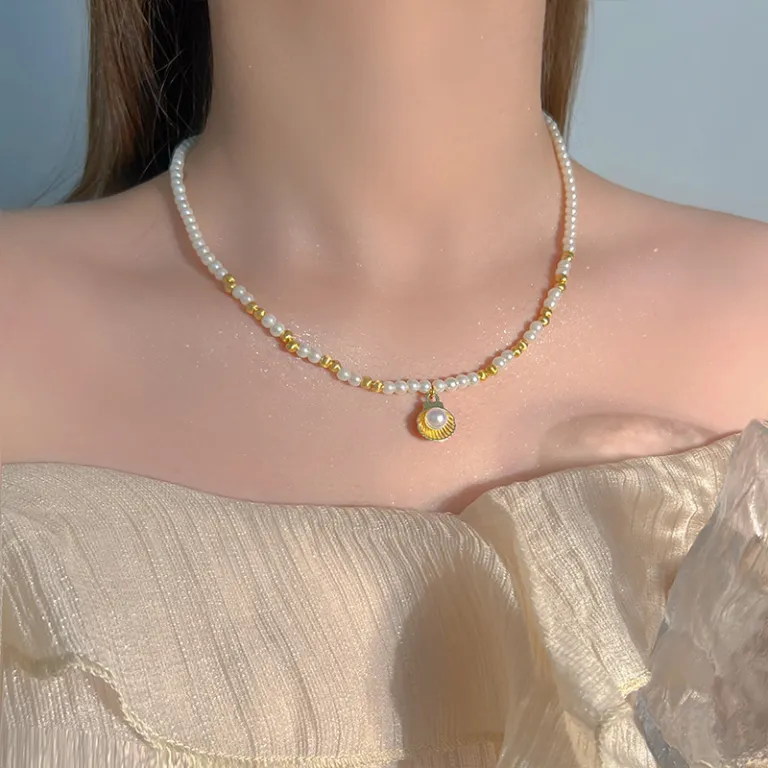 گردنبند مروارید طرحدار زنانه، سبک خاص و لوکس، طراحی سطح بالا، شیک و باوقار، گردنبند استخوانی، گردنبند یقهای، گردنبند مناسب پلیور، زنجیر مروارید
