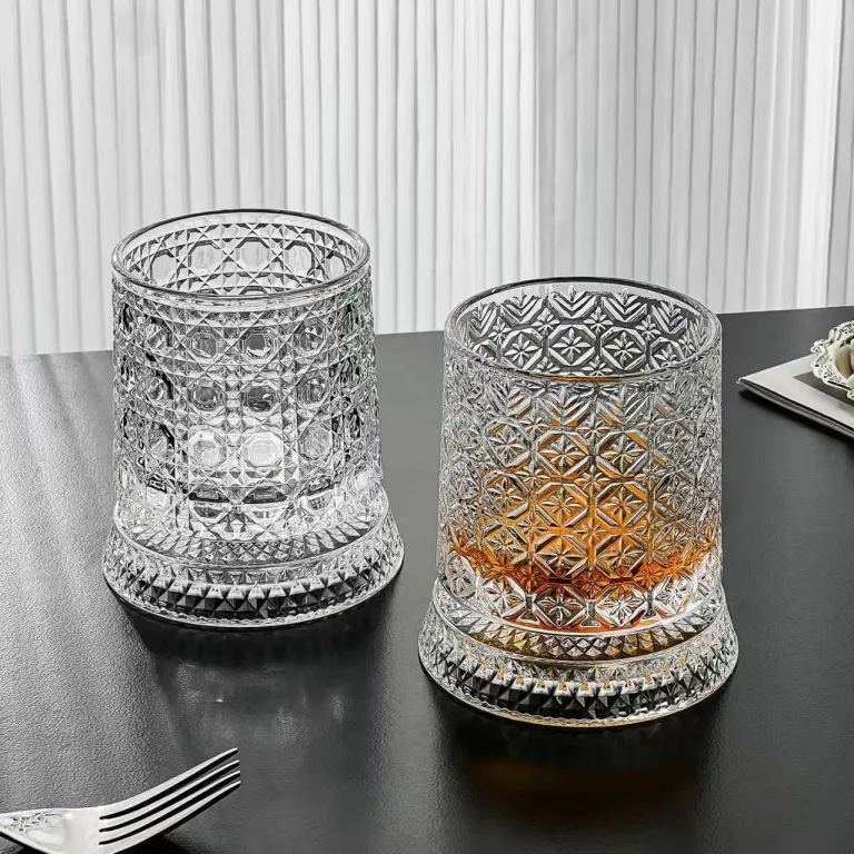 لیوان چرخان ویسکی پرفروش با نور، لیوان شیشه‌ای چرخان، لیوان شیشه‌ای برجسته‌کاری شده سبک لوکس، لیوان مخصوص نوشیدنی خارجی