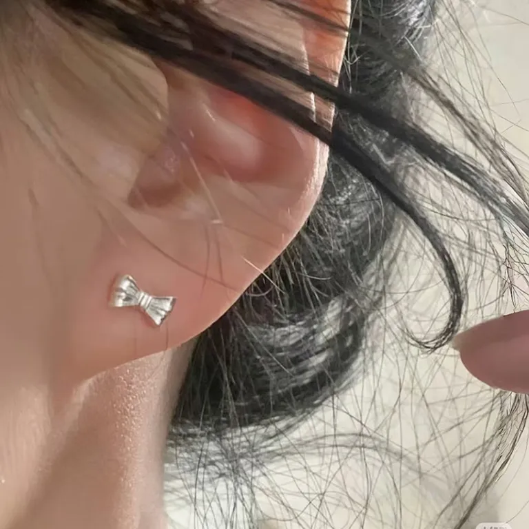 S925 گوشواره میخی نقره خالص با حس لوکس، شیک و همه‌پسند مناسب استایل، عمده از تولیدکننده برای فروش شب‌بازار و بساط