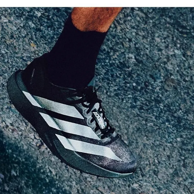 کفش دو ماراتن مسابقهای مردانه آدیداس adizero evo فوق سبک با ضربه‌گیری بالا، کفش سال FNAA