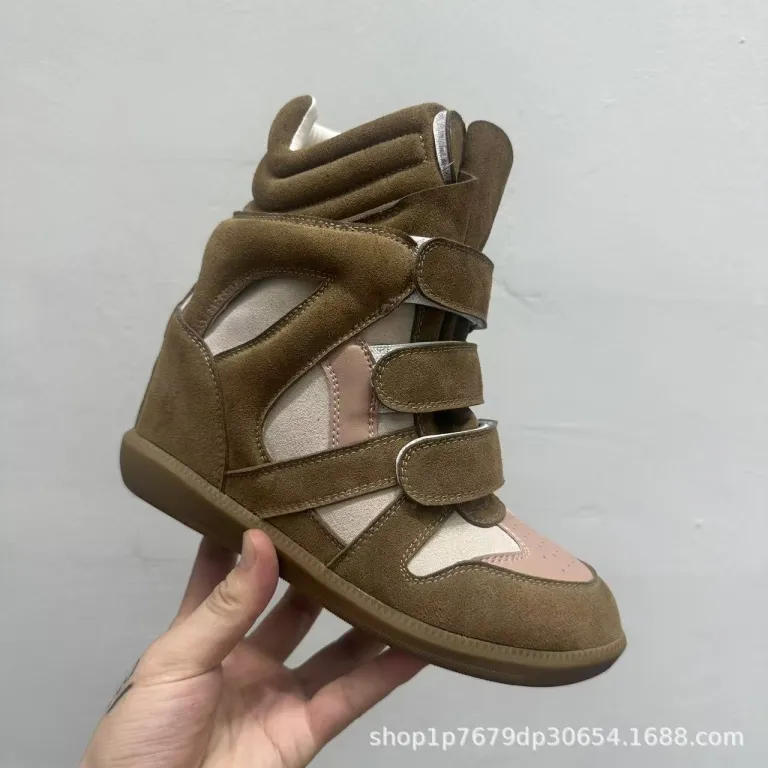 کفش اسپرت ایزابل کراس‌بوردر با کفی بلند داخلی، ساق بلند، دو رنگ، پنجه گرد، تخت، راحتی، بند چسبی