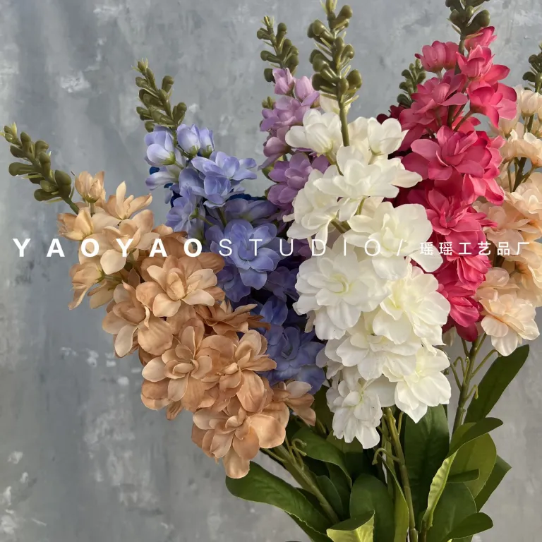 تک شاخه گل بنفشه و دلفینیوم آبی-بنفش برای دکوراسیون سالن عروسی، چیدمان راهرو و دیوار گل با خطوط ظریف