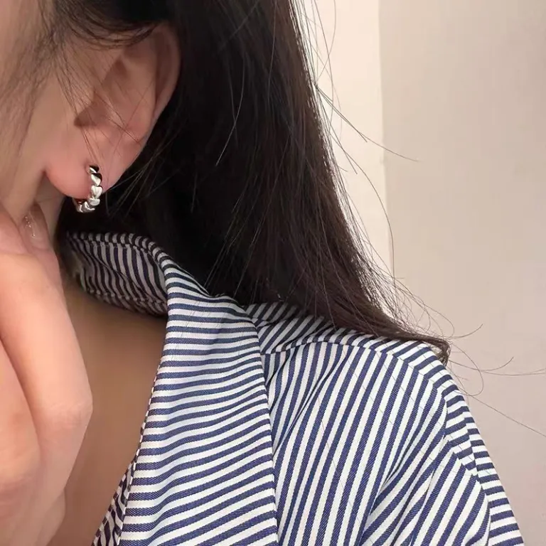 S925 گوشواره میخی نقره خالص با حس لوکس، شیک و همه‌پسند مناسب استایل، عمده از تولیدکننده برای فروش شب‌بازار و بساط
