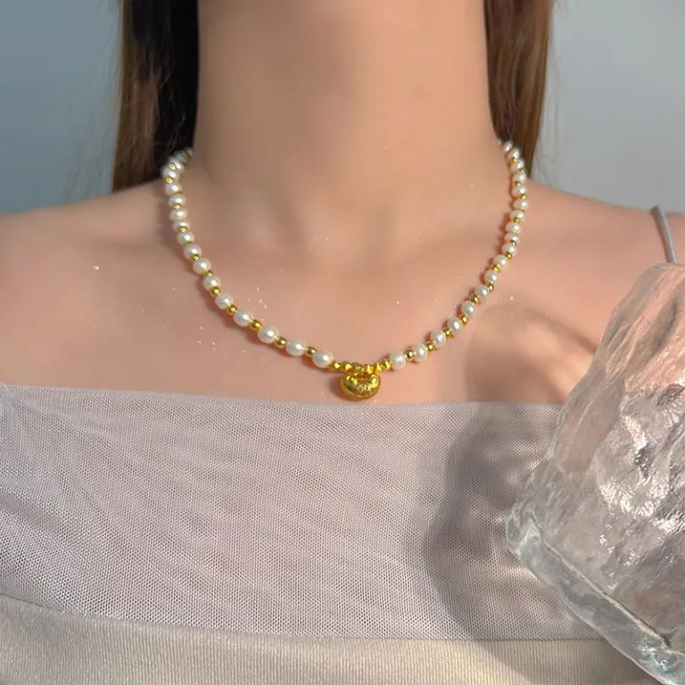 گردنبند مروارید طرحدار زنانه، سبک خاص و لوکس، طراحی سطح بالا، شیک و باوقار، گردنبند استخوانی، گردنبند یقهای، گردنبند مناسب پلیور، زنجیر مروارید