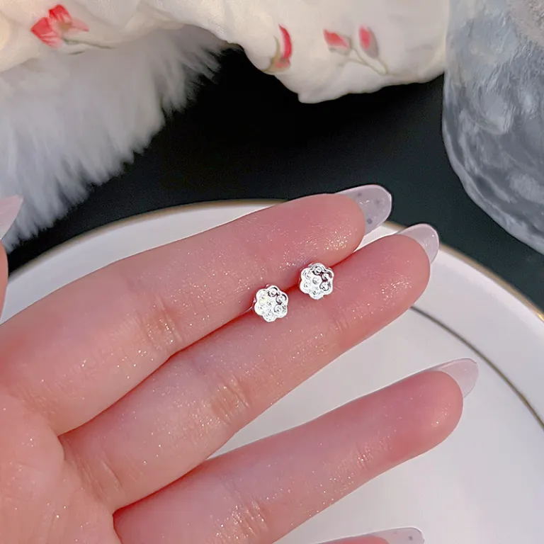 S925 گوشواره میخی نقره خالص با حس لوکس، شیک و همه‌پسند مناسب استایل، عمده از تولیدکننده برای فروش شب‌بازار و بساط