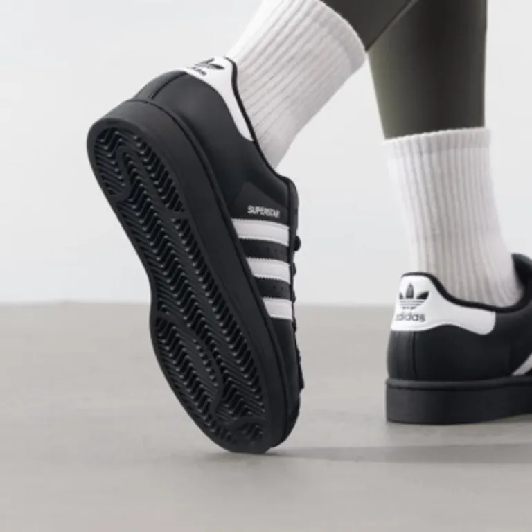کفش راحتی adidas Originals Superstar 2 با طراحی پنجه صدفی، سبک و خنک، مناسب استفاده روزمره