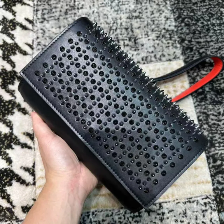 کیف دوشی زنانه طرح Christian Louboutin با پرچ و کف قرمز