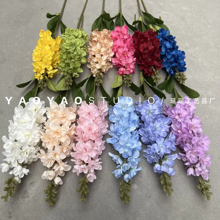 تک شاخه گل بنفشه و دلفینیوم آبی-بنفش برای دکوراسیون سالن عروسی، چیدمان راهرو و دیوار گل با خطوط ظریف