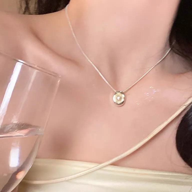 گردنبند مروارید طرحدار زنانه، سبک خاص و لوکس، طراحی سطح بالا، شیک و باوقار، گردنبند استخوانی، گردنبند یقهای، گردنبند مناسب پلیور، زنجیر مروارید