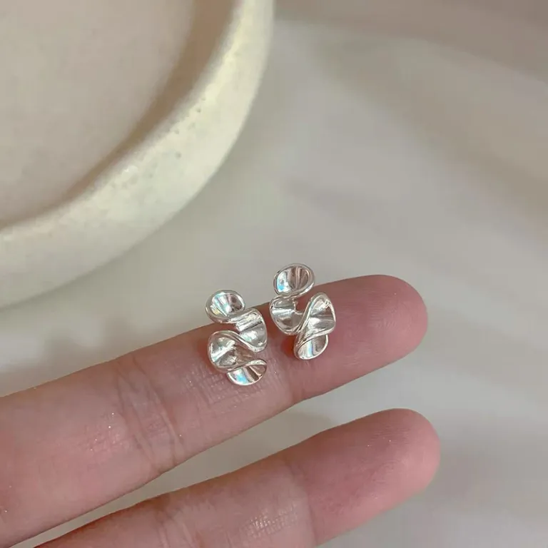S925 گوشواره میخی نقره خالص با حس لوکس، شیک و همه‌پسند مناسب استایل، عمده از تولیدکننده برای فروش شب‌بازار و بساط