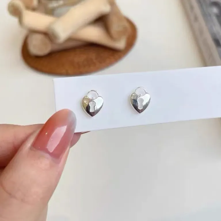 S925 گوشواره میخی نقره خالص با حس لوکس، شیک و همه‌پسند مناسب استایل، عمده از تولیدکننده برای فروش شب‌بازار و بساط