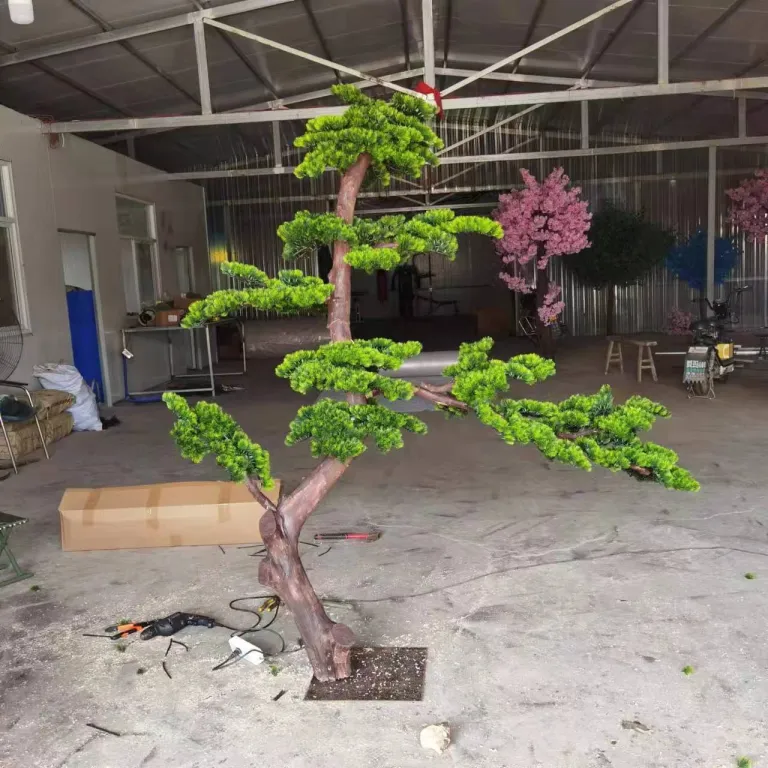 درخت کاج مصنوعی عمده، کاج خوش‌آمدگویی با دکوراسیون مدرن چینی، مجسمه پایه‌دار برای فضای داخلی، درخت مصنوعی بزرگ برای طراحی منظره و گیاهان سبز