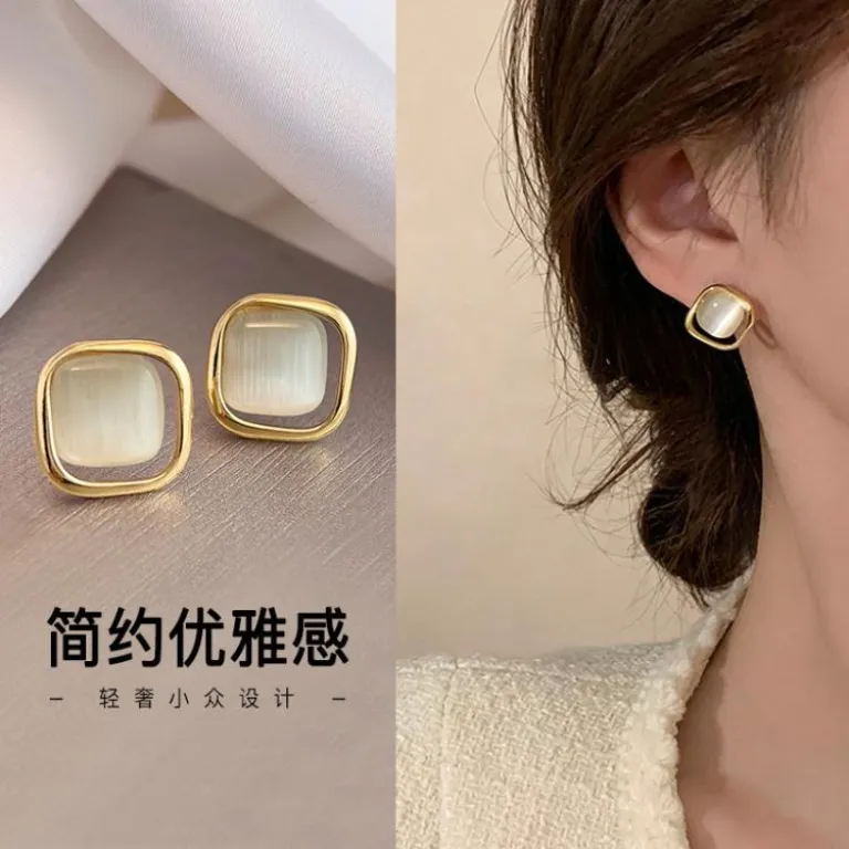 گوشواره میخی زنانه میسیدایر طرح چشم‌گربه‌ای مینیمال و لوکس فرانسوی با طراحی مربعی مناسب استفاده روزمره