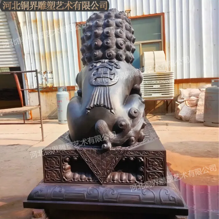 مجسمه برنزی سر شیر حیوانی، نقش‌برجسته دیواری سر حیوان، مجسمه برنزی طلایی رنگ برای دکوراسیون فضای باز