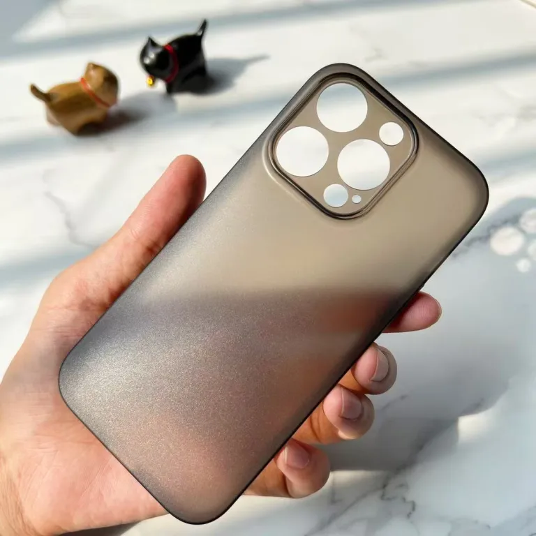 قاب گوشی مات فوق‌باریک با رنگ شفاف و حس پوستی مناسب اپل 15pro و سازگار با iPhone16pro با برش دقیق و محافظ ضد ضربه