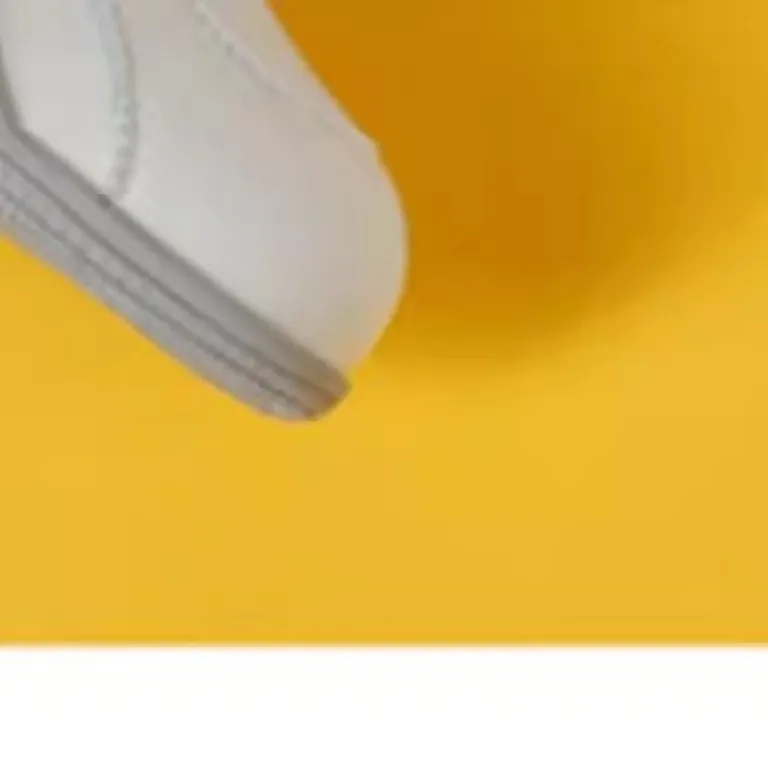 کفش ورزشی زنانه چرم طبیعی رویه گاوی سایزهای پراکنده حراج 2025 مدل جدید بهار سبک و راحت با زیره ضربهگیر و رویه تنفسپذیر