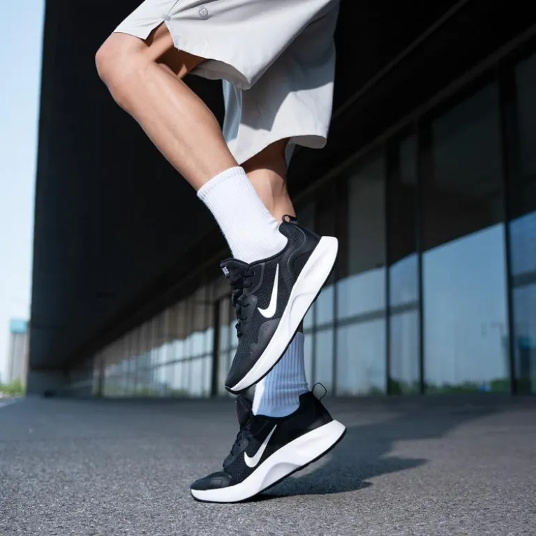 کفش ورزشی مردانه Nike WEARALLDAY با رویه مش، ضربه‌گیر و راحتی؛ سایز کوچک است، پیشنهاد می‌شود نیم سایز بزرگ‌تر سفارش دهید
