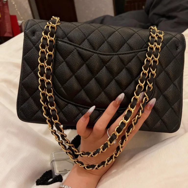 کیف دوشی و کراس بادی زنانه چرم اصل طرح کلاسیک شنل با بافت کویلت و زنجیر
