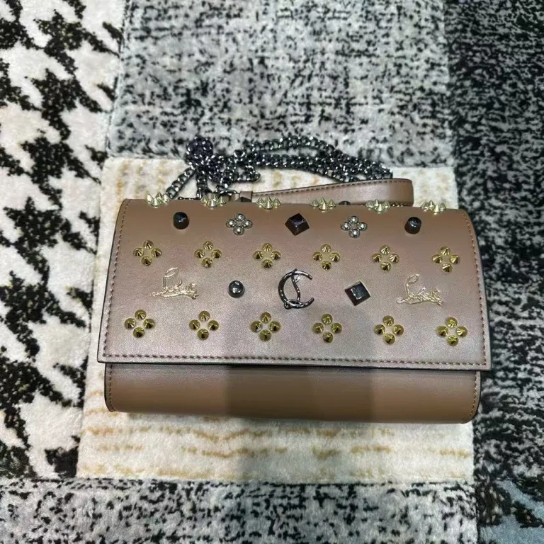 کیف دوشی زنانه طرح Christian Louboutin با پرچ و کف قرمز