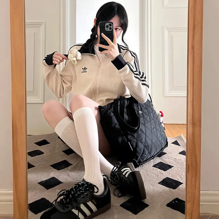 کاپشن یقه‌ایستاده adidas Originals طرح راه‌راه و بافت وافل، مناسب زنانه و مردانه، استایل اسپرت و شیک