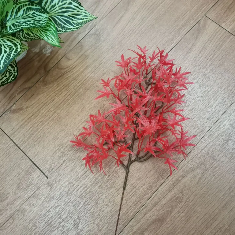 شاخه‌های مصنوعی کاج با سوزن، سرو تالاب، برگ افرای قرمز، شاخه‌های مصنوعی گیاهان سبز و شاخه‌های درخت کاج