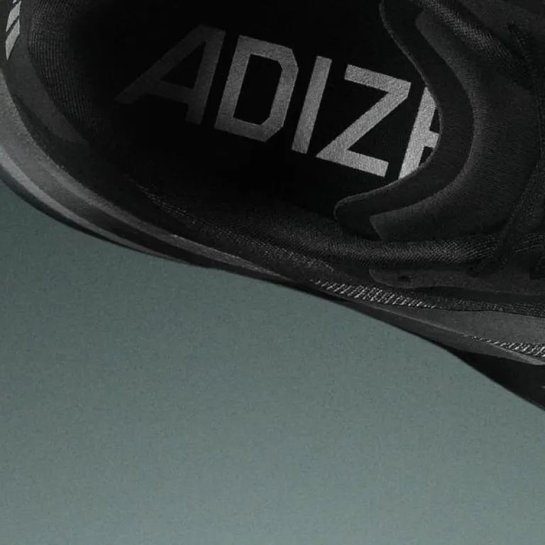 کفش دو ماراتن مسابقهای مردانه آدیداس adizero evo فوق سبک با ضربه‌گیری بالا، کفش سال FNAA