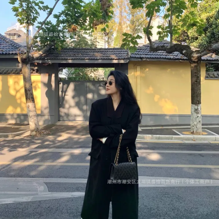 کیف دوشی و کراس بادی زنانه چرم اصل طرح کلاسیک شنل با بافت کویلت و زنجیر