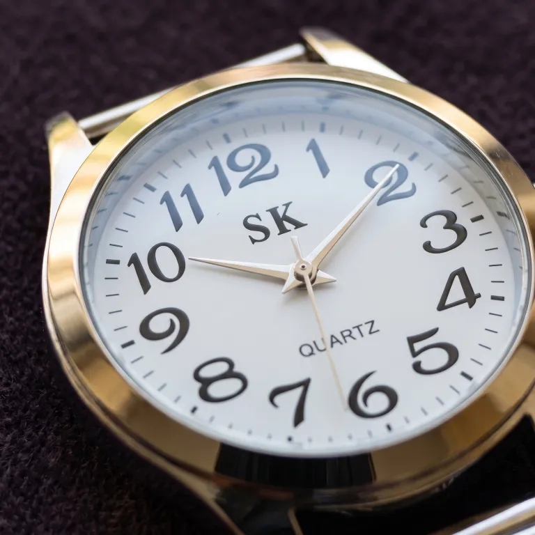 ساعت مچی کوارتز هدیه برای میانسالان و سالمندان با اعداد درشت، بند استیل کشسان فنری، موجود در انبار، عمده