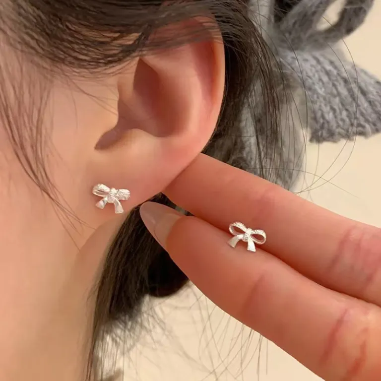 S925 گوشواره میخی نقره خالص با حس لوکس، شیک و همه‌پسند مناسب استایل، عمده از تولیدکننده برای فروش شب‌بازار و بساط