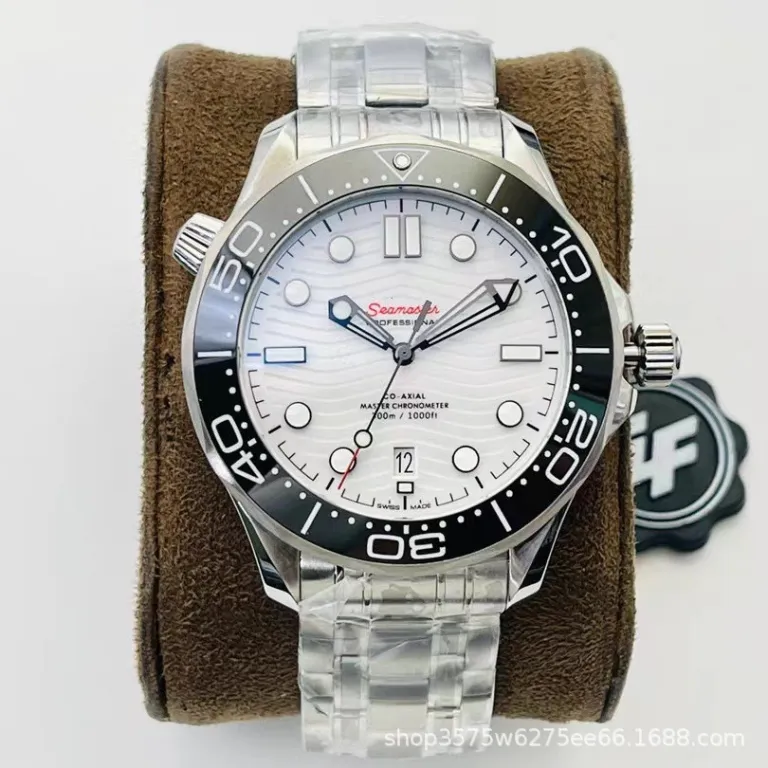 ساعت مچی اتوماتیک مکانیکی غواصی شب‌نما از سری Seamaster امگا با موومان 8800 و 300 ساخت کارخانه VS