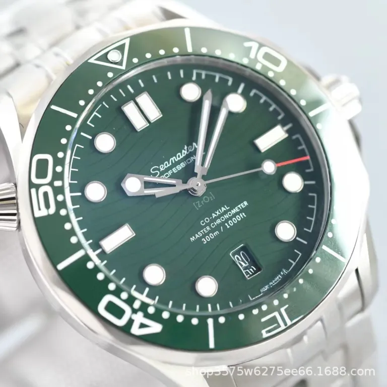 ساعت مچی اتوماتیک مکانیکی غواصی شب‌نما از سری Seamaster امگا با موومان 8800 و 300 ساخت کارخانه VS