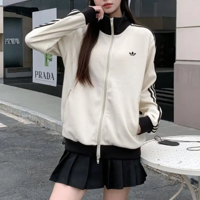کاپشن یقه‌ایستاده adidas Originals طرح راه‌راه و بافت وافل، مناسب زنانه و مردانه، استایل اسپرت و شیک