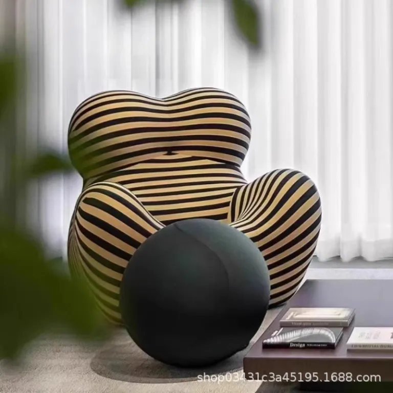 مبل راحتی تک‌نفره پارچه‌ای با طراحی مینیمال ایتالیایی، مناسب استراحت و لم دادن