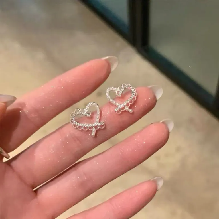 S925 گوشواره میخی نقره خالص با حس لوکس، شیک و همه‌پسند مناسب استایل، عمده از تولیدکننده برای فروش شب‌بازار و بساط