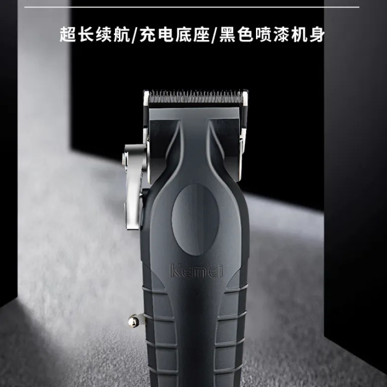 ماشین اصلاح موی حرفه‌ای کِمی KM-2296 با پایه شارژ، پورت USB، مناسب کوتاهی مدل آندرکات و حکاکی، مخصوص سالن‌های آرایش