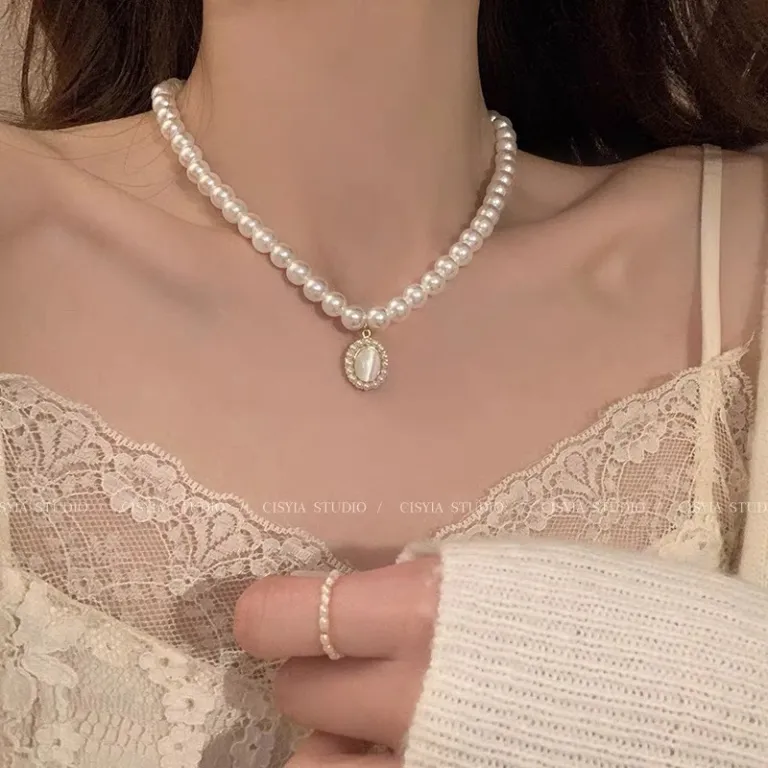 گردنبند مروارید طرحدار زنانه، سبک خاص و لوکس، طراحی سطح بالا، شیک و باوقار، گردنبند استخوانی، گردنبند یقهای، گردنبند مناسب پلیور، زنجیر مروارید