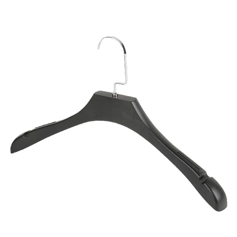 چوب‌لباسی پلاستیکی مشکی و سفید طرح چوب ضدلغزش مناسب کت و شلوار مردانه و زنانه، آویز فروشگاه لباس با شانه پهن و گیره شلوار LOGO
