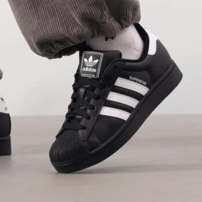 کفش راحتی adidas Originals Superstar 2 با طراحی پنجه صدفی، سبک و خنک، مناسب استفاده روزمره