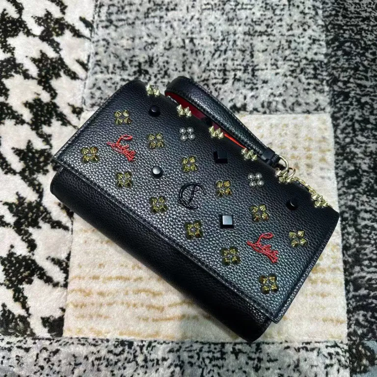 کیف دوشی زنانه طرح Christian Louboutin با پرچ و کف قرمز