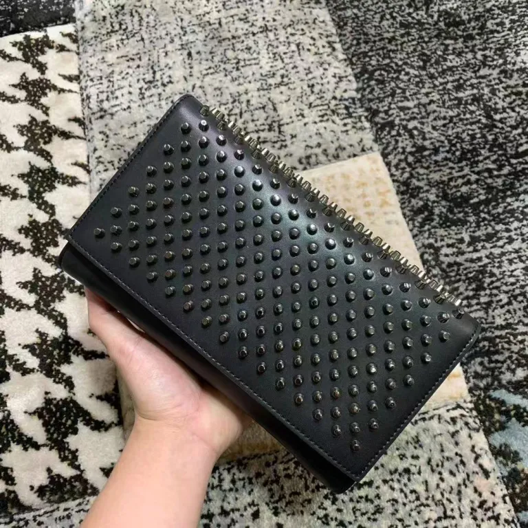 کیف دوشی زنانه طرح Christian Louboutin با پرچ و کف قرمز